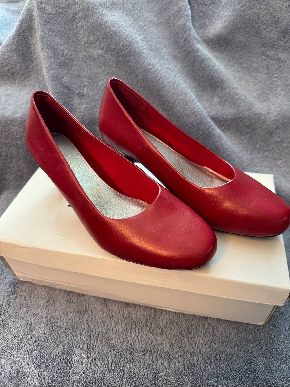 NIB Classic Red Women's Round-Toe Pumps Size 6
